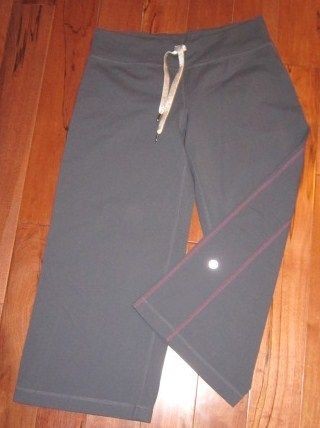 LULULEMON SWAY CROPS IN DEEP GRAY SIZE 4