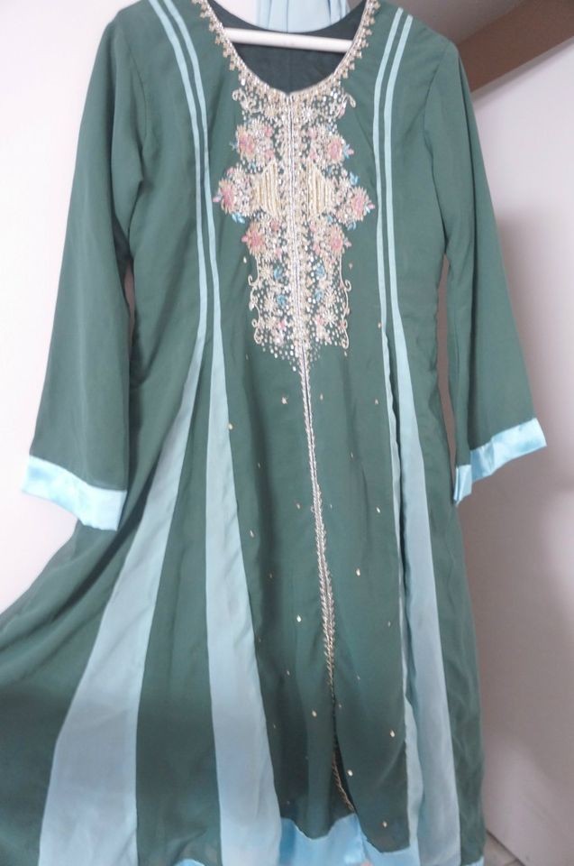   embroidery sequin 3pc Pakistani Shalwar Kameez/ trouser   Size M NEW