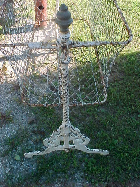 IRON/WIRE CRADLE,SUITABLE FOR DOLL/QUILT/PILLOW DISPLAYS, HERB GARDEN 