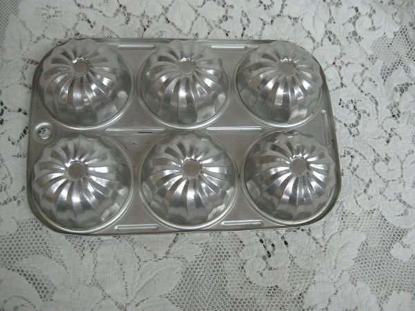 Vintage Metal Fluted Bundt Muffin Cupcake Tin Pan 6 Cavity