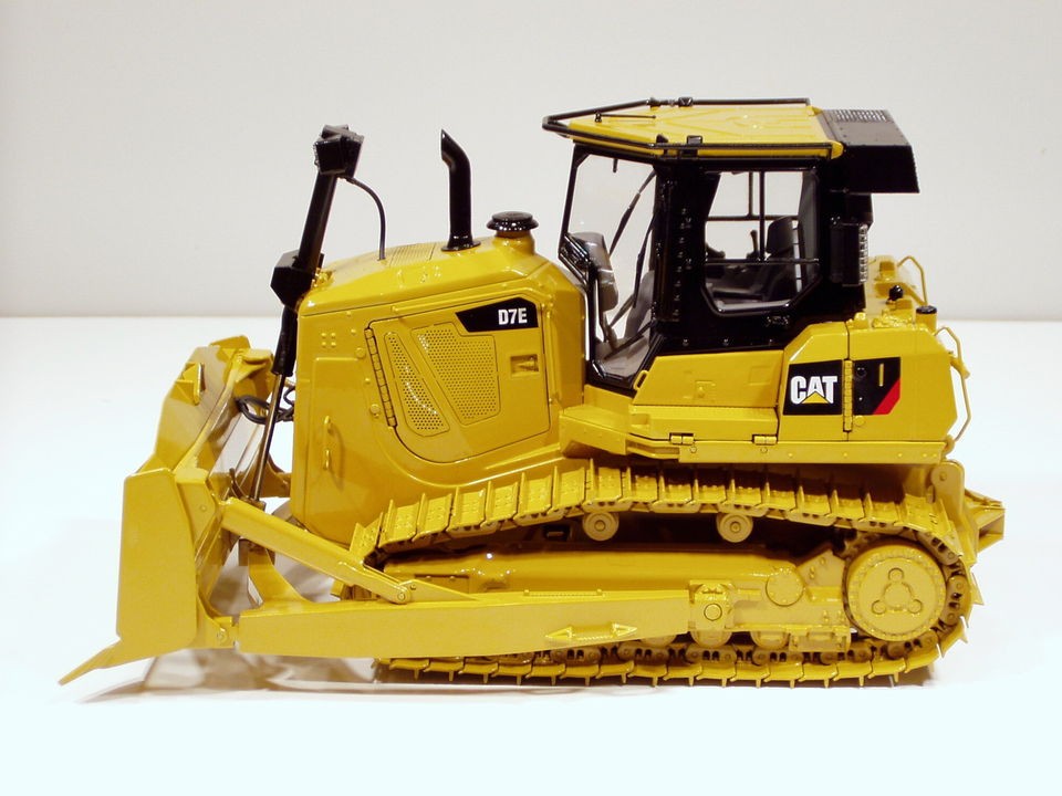 Caterpillar D7E Dozer w/ Drawbar   1/24   CCM   Metal Tracks