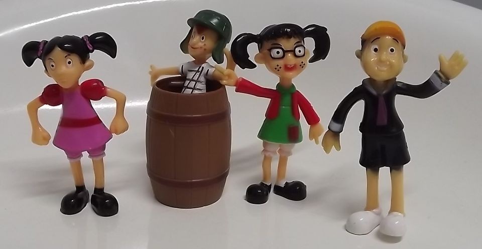 EL VINTAGE CHAVO DEL OCHO 4 DOLLS DOLL + BARREL CHAVO CHILINDRINA 