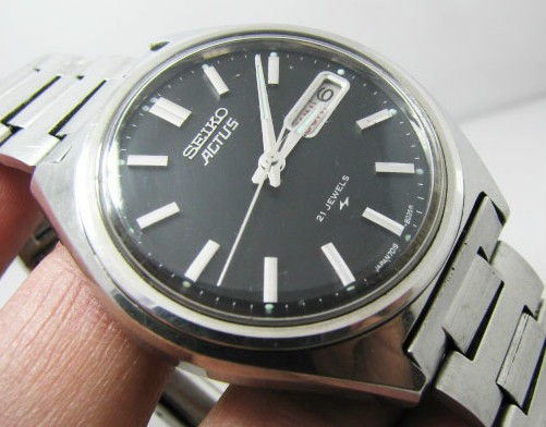 VINTAGE SEIKO ACTUS BLACK DIAL AUTOMATIC 7019 GENTS ORIGINAL BRACELET.