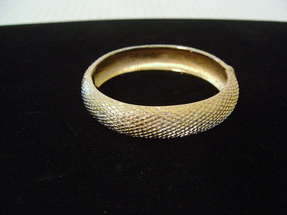   MONET GOLD TONE SNAKE SKIN TEXTURED HINGED CLAMP BANGLE BRACELET