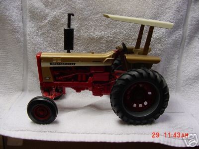 International Harvester 826 1/16 die cast Tractor