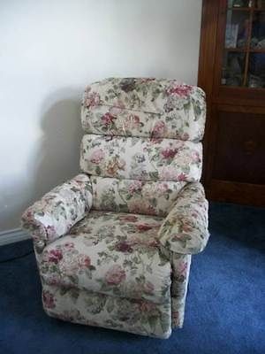 Floral LA Z BOY Recliner Lazy Boy with Powered Foot Lift in Southern 