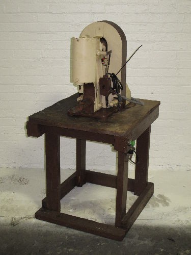 UNITED SHOE MACHINERY G EYELETTING MACHINE