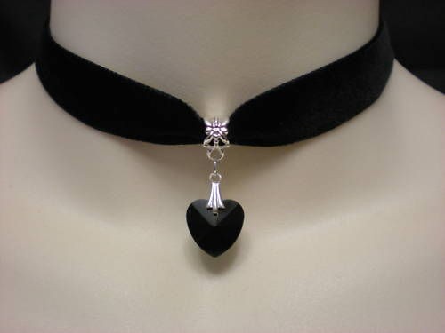 BLACK VELVET CHOKER/NECKLAC​E BLACK GLASS HEART PENDANT