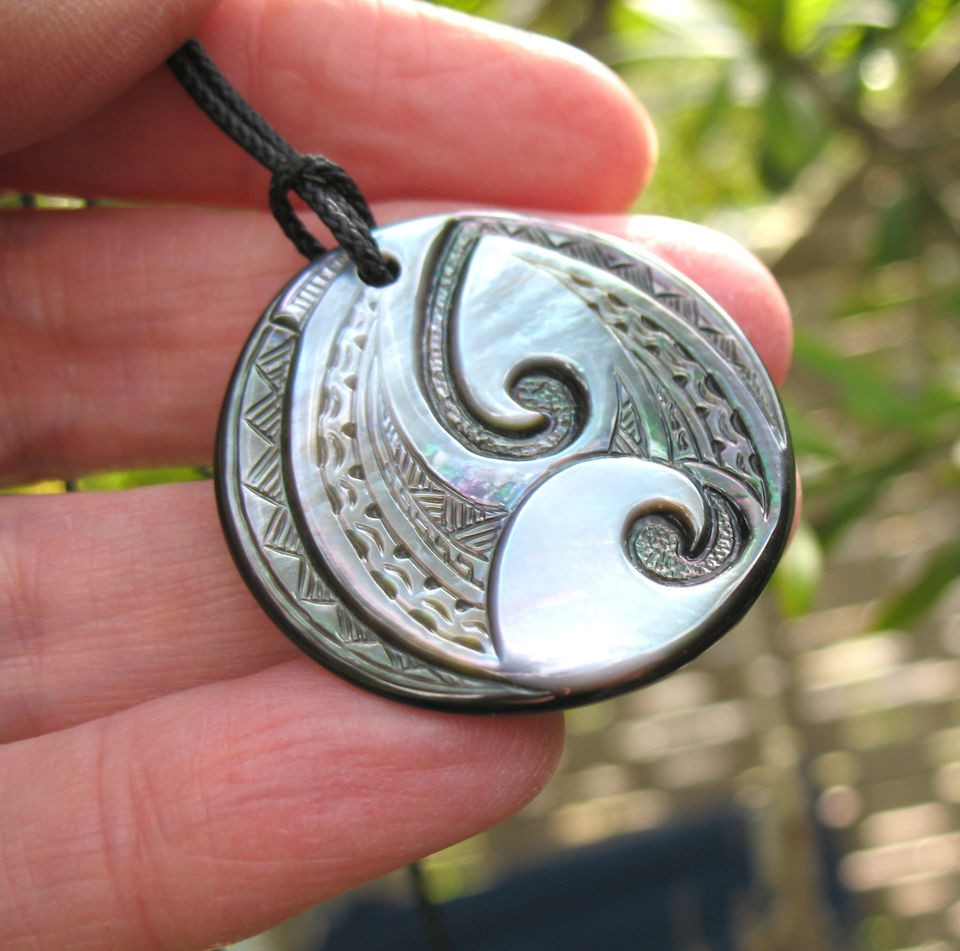 TOP GRADE COOK ISLAND MAORI BLACK PEARL ENGRAVED HEI MATAU DISK 