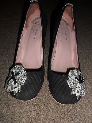 Irregular Choice Tape Measure Court Schuh Black Pinstripe High Heels 