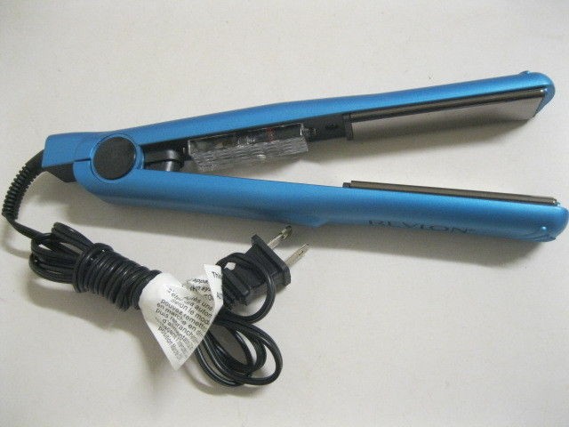 NEW REVLON RVST 2030 BLUE TITANIUM STRAIGHTENER 1 IN