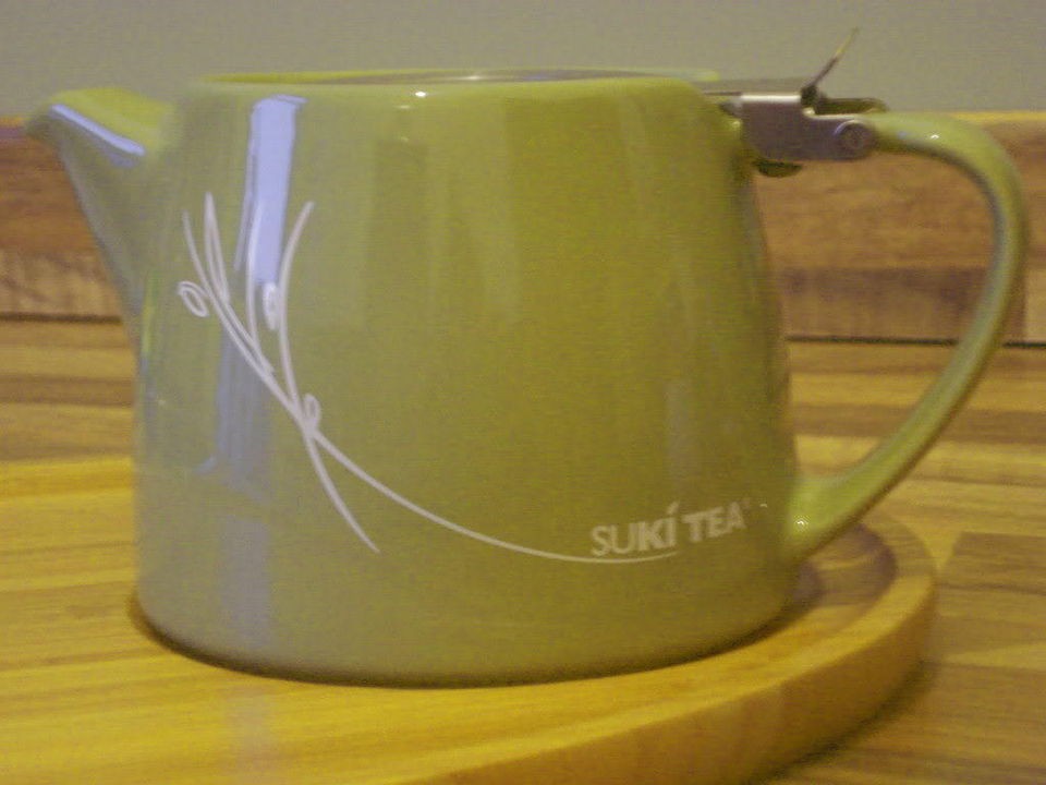   OLIVE GREEN TEAPOT & STRAINER + CHOICE OF 10 SUKI LOOSE LEAF TEAS