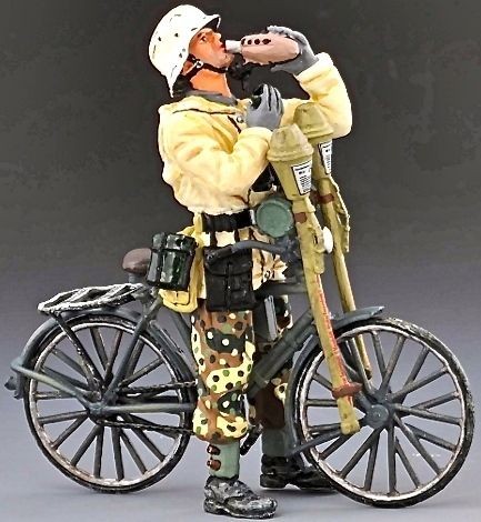 THOMAS GUNN WW2 GERMAN SS019A BIKE TANK HUNTER DRINKING WATER MIB