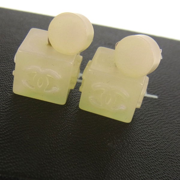 Authentic CHANEL Vintage CC Logos Cube Pierce White With Box Plastic 