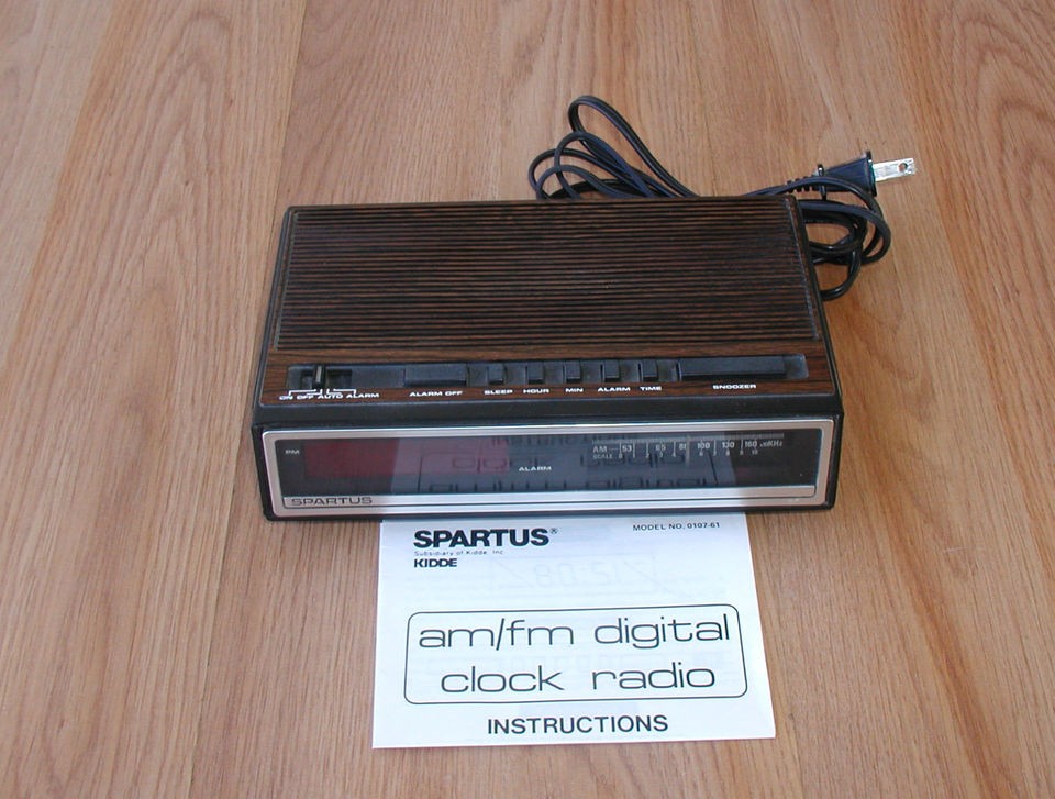 Vintage SPARTUS Clock Radio AM/FM Digital Model No.0107 61,wit​h 