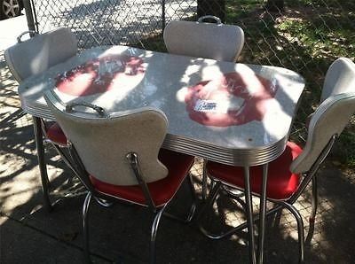 Retro 50s Dinnette Set w/ 4 Chairs In Great Condition