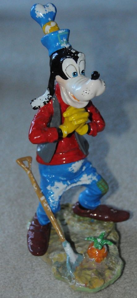 Disney Zaccagnini Goofy the Gardener Italian Figure RARE