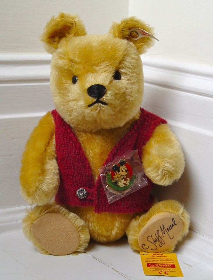   Walt Disney World Pooh EAN651243 Signed by Claire Steiff Meisel W/Pin