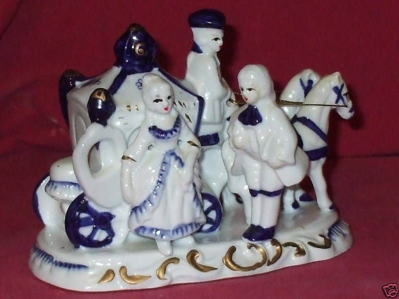 BEAUTIFUL COLONIAL COUPLE AND COACH FIGURINE   BLUE/WHITE