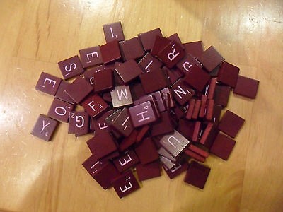 100 CORRECT FOR GAME PLAY BURGUNDY WOODEN SCRABBLE LETTER TILES ARTS 