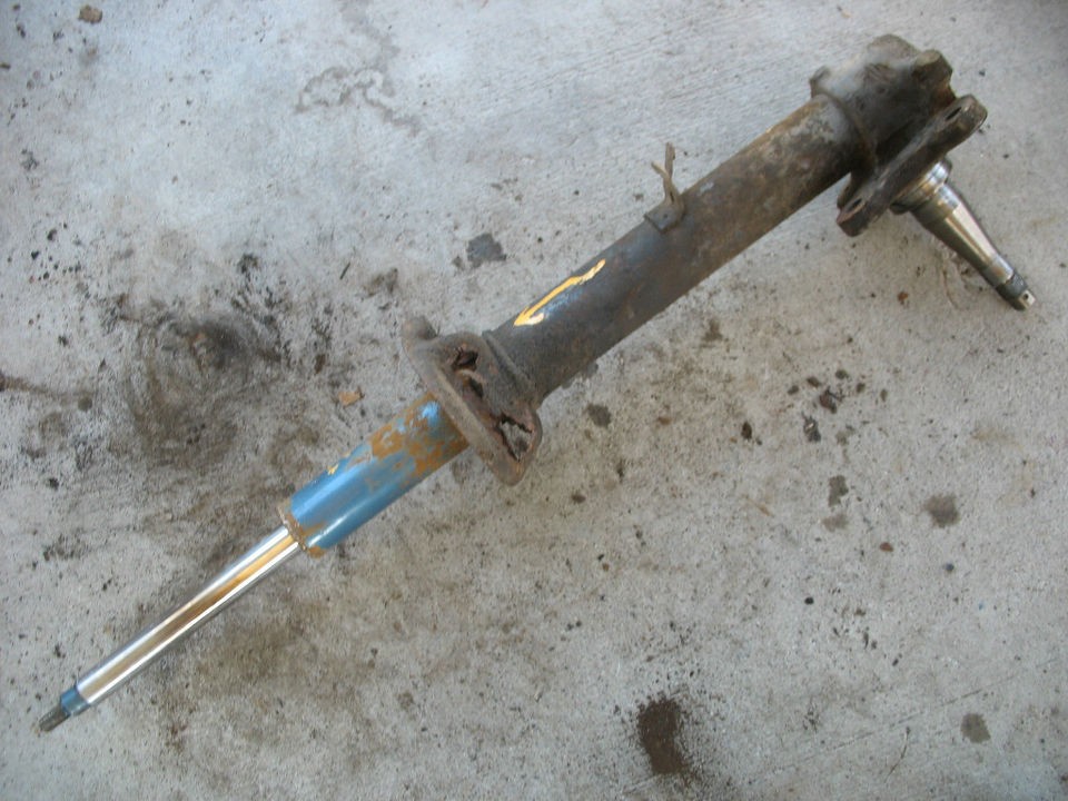 LEFT HAND FRONT STRUT SHOCK KNUCKLE SPINDLE 1976 76 DATSUN B210 B 210 