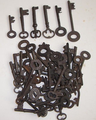 LOT 100 ANTIQUE 19TH CENTURY IRON KEYS