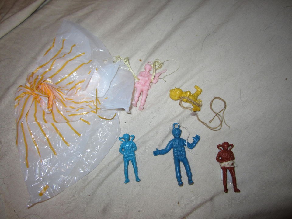 vintage plastic rubber parachute army figure rip cord lot returns