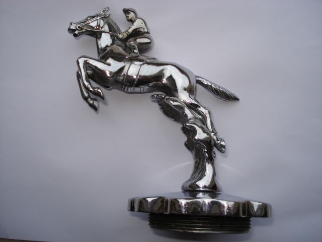 C1950S VINTAGE DESMO RACEHORSE & JOCKEY JUMPING CAR MASCOT AND 