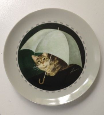 Herrero Collection 1991 7 5/8 PLATE Cat Under Umberlla   by Vandor