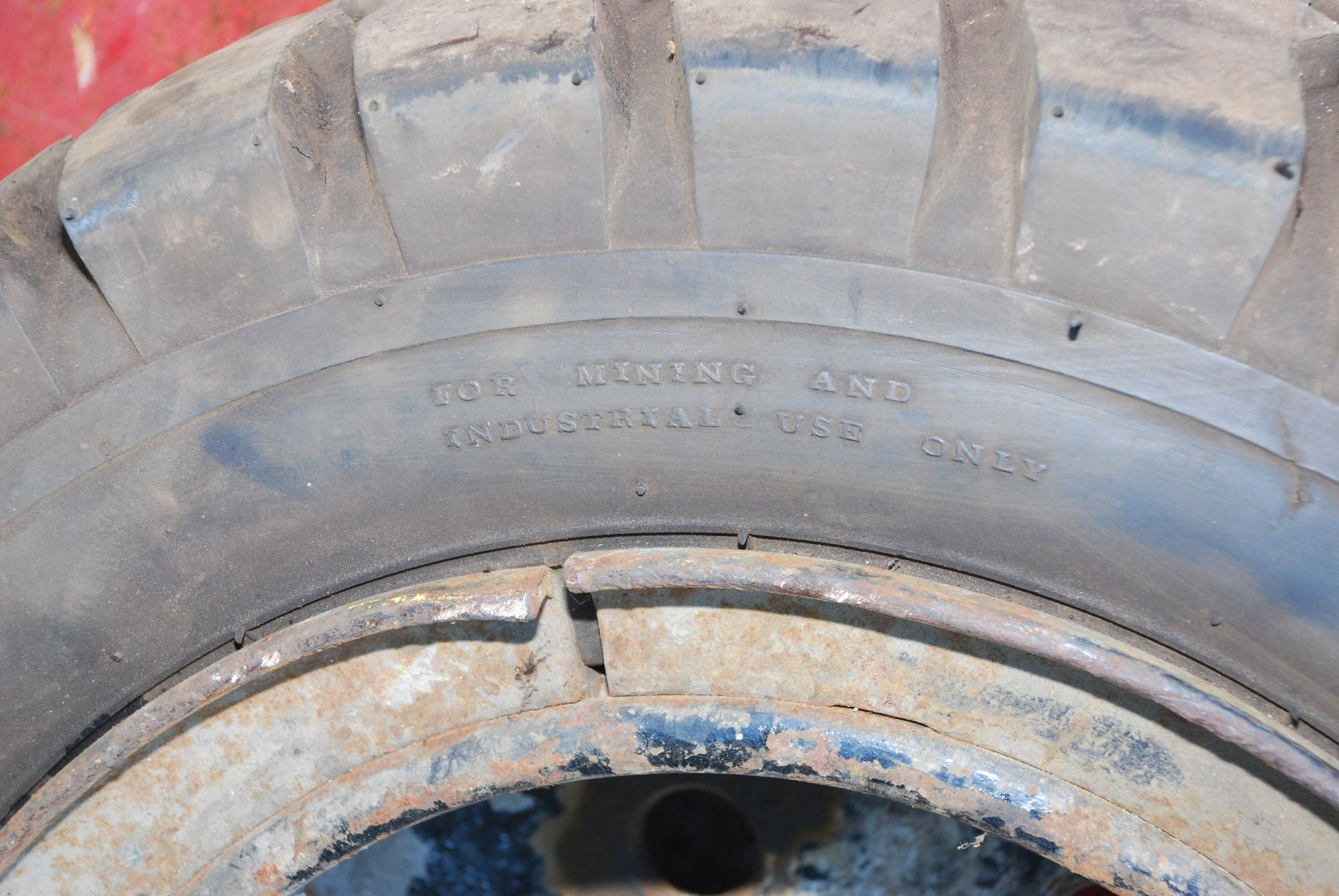 Used 1 Tire Bergougnan lb 28 x 9 15 Pneumatic Forklift Tire Inv 4148 