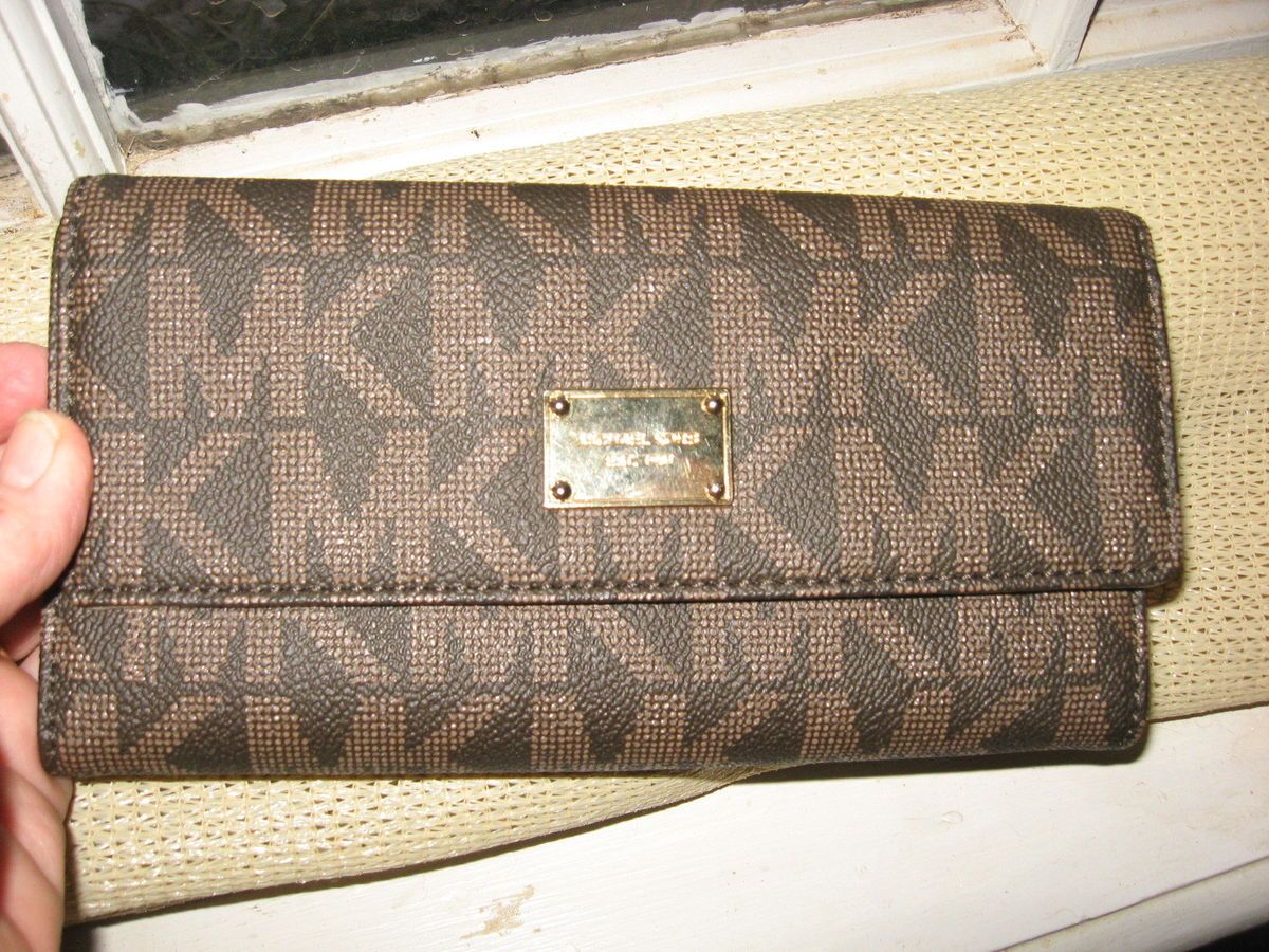 Michael Kors MK LOGO Jet Set womens checkbook wallet Brown NWT