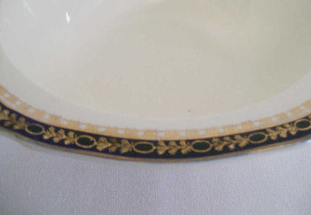 Alfred Meakin, Bleu de Roi, England, Kingsdale serving bowl.