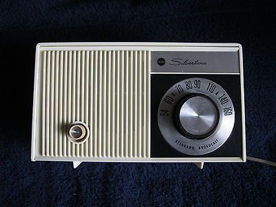 VINTAGE  SILVERTONE STANDARD BROADCAST RADIO WORKS EXCELLENT 