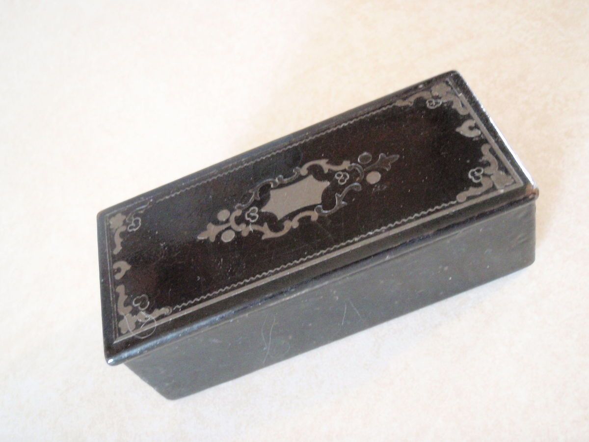 Superb ANTIQUE PAPER MACHE Victorian Motif SNUFF BOX STAMP BOX