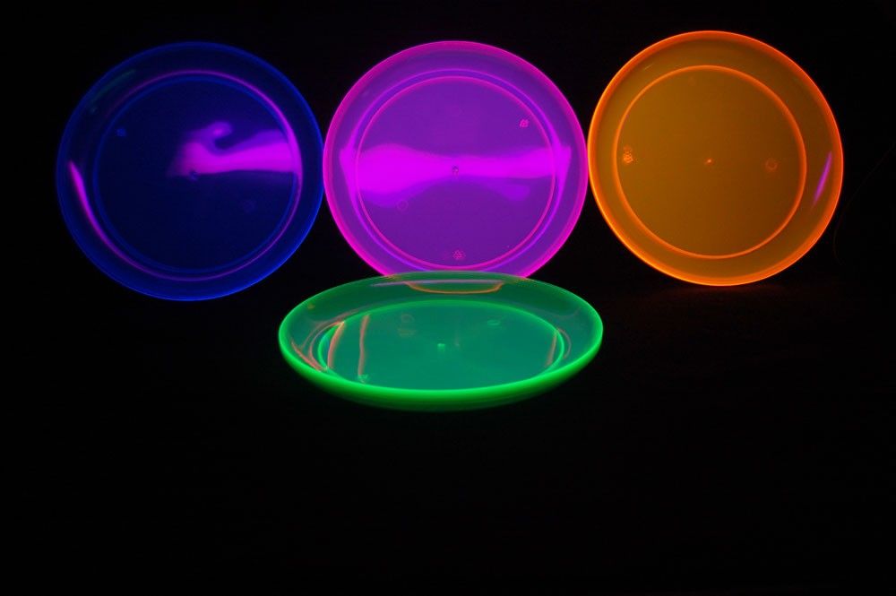 Blacklight Reactive 9 inch Plastic Party Plates 20 Ct