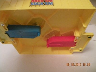 2001 Mattell Rockem Sockem Robots Boxing Game Red Rocker Blue Bomber 