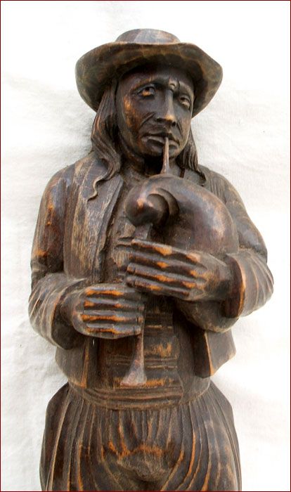   cornemuse Breton, en bois sculpté vers 1940. Bon état. Hauteur 45cm