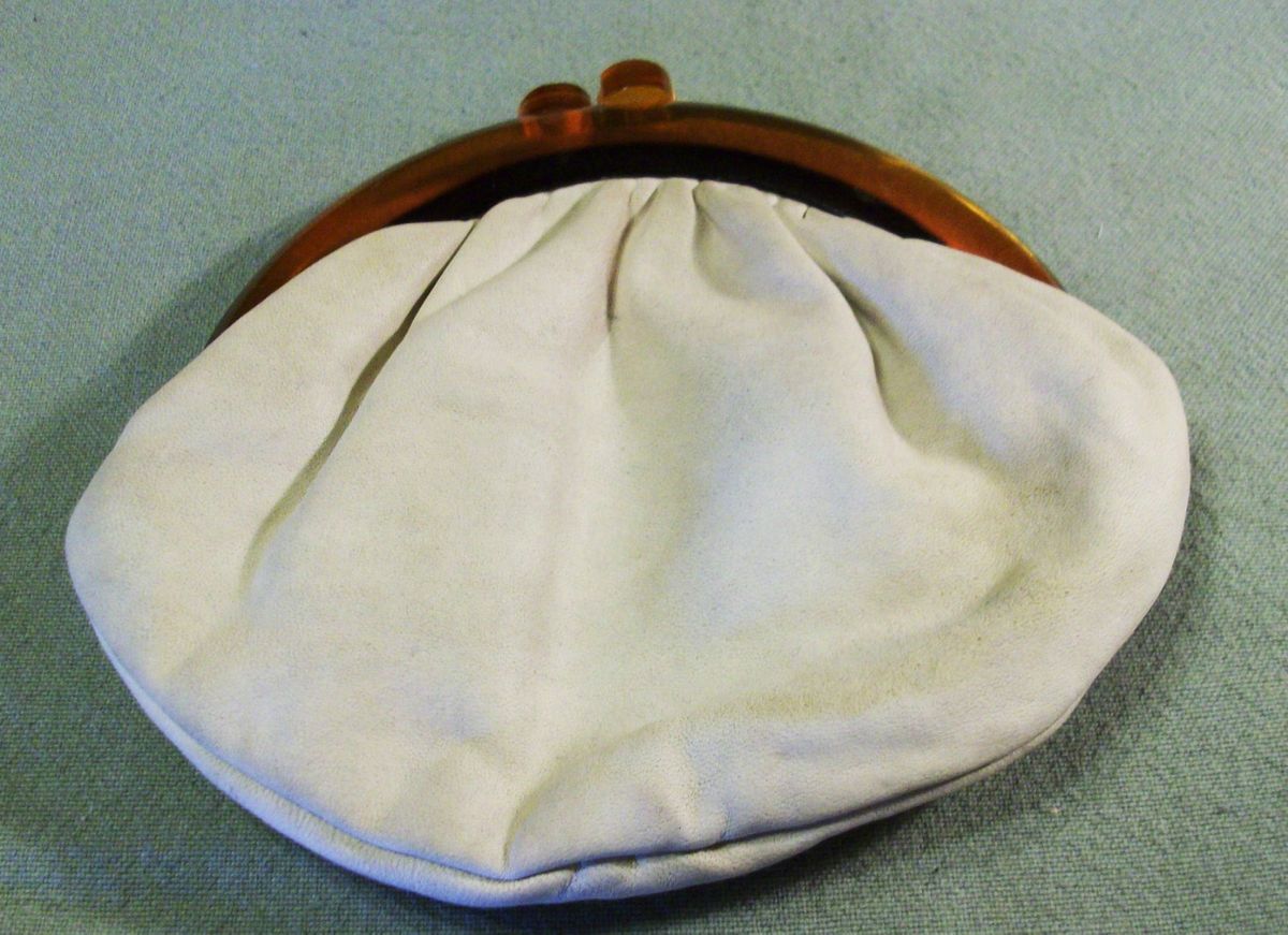 VINTAGE GENUINE LEATHER OFF WHITE BUDD LEATHER CLUTCH PURSE BAKELITE 