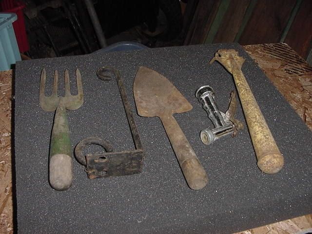 VINTAGE LOT OF 5 GARDEN HAND TOOLS PRIMITIVE SHABBY TIN WOOD