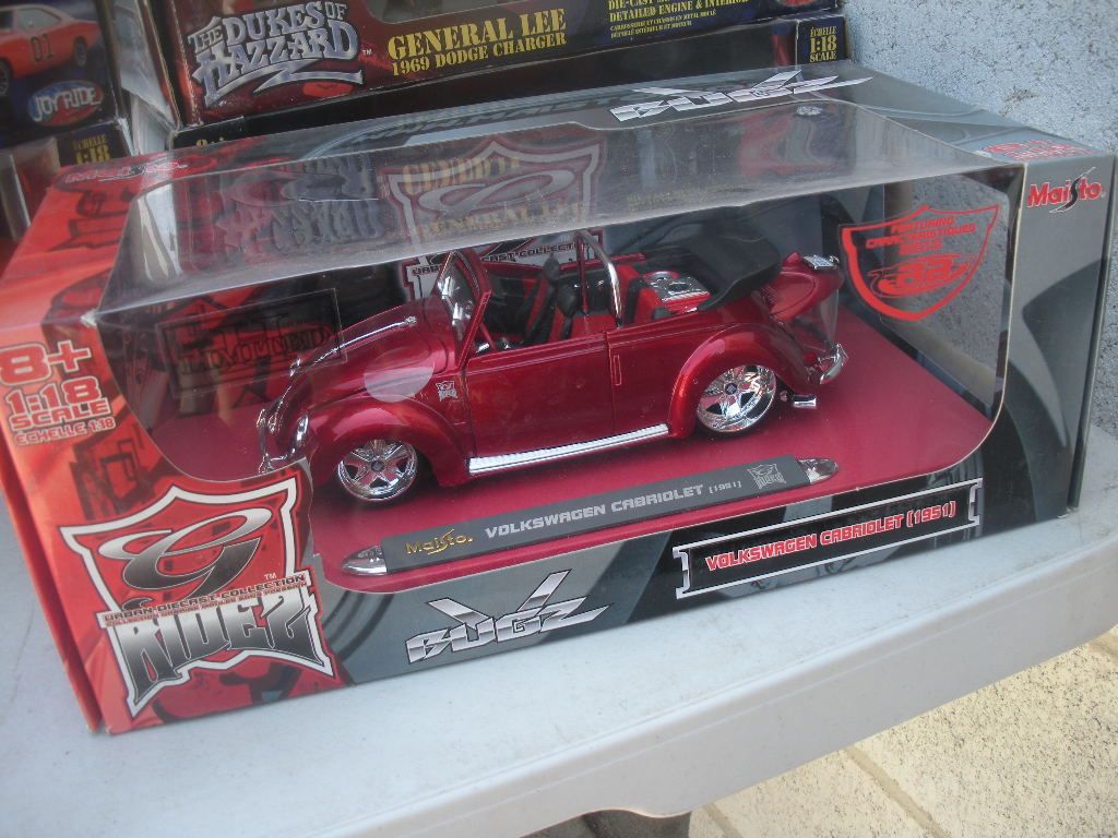 18 G Ridez V Bugz 1951 Volkswagen Cabriolet Candy Red by Maisto