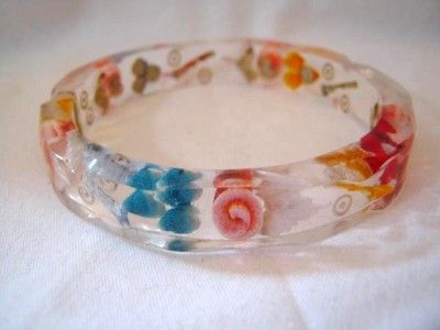 VINTAGE REVERSE CARVED LUCITE BANGLE BRACELET 1940S EARLY PLASTIC