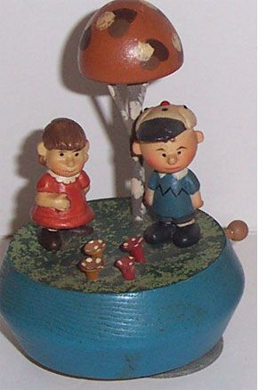 Anri Peanuts Music Box Muscial Mini Chuck N Lucy Tree