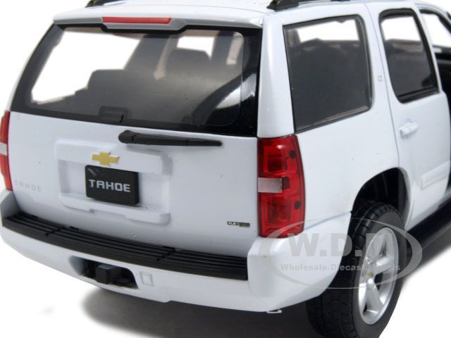 2008 CHEVROLET TAHOE WHITE 124 DIECAST MODEL CAR BY WELLY 22509