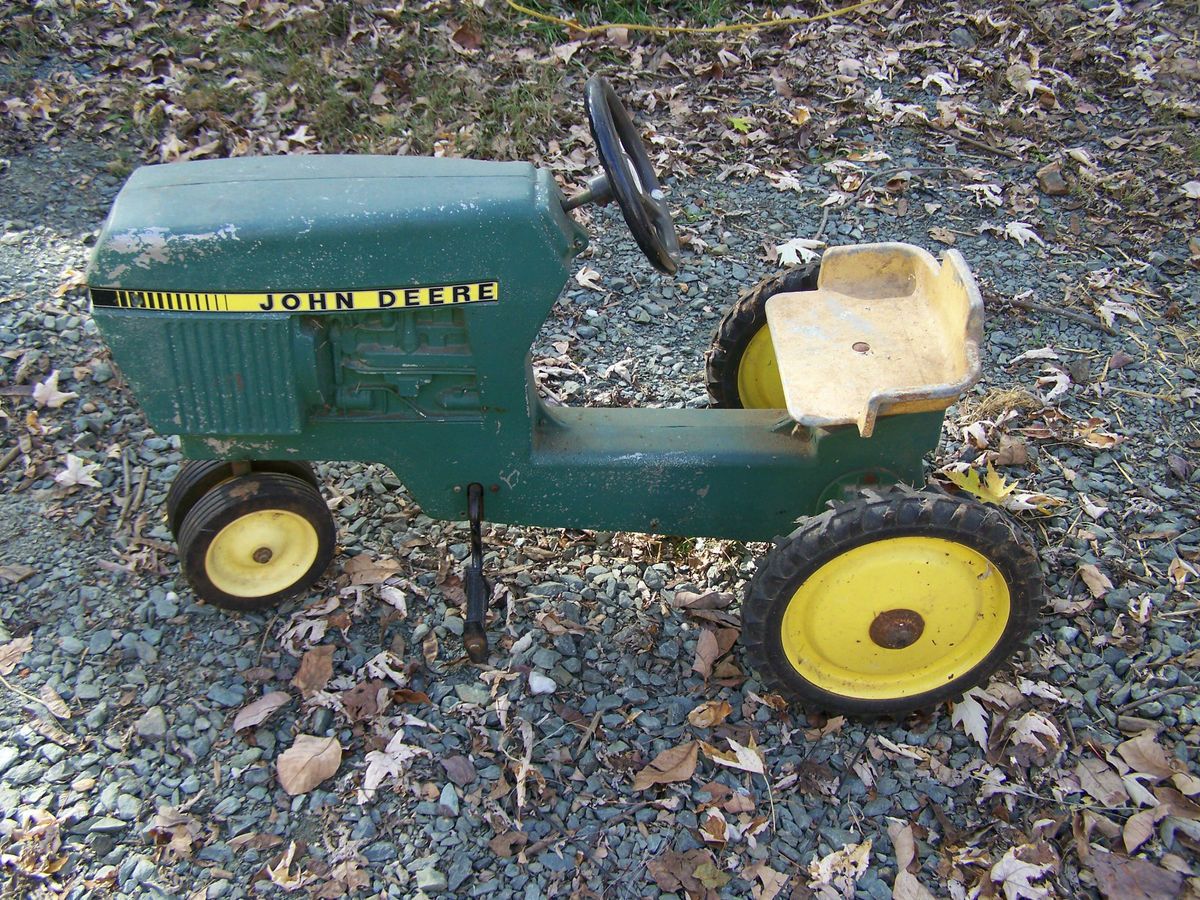 JOHN DEERE PEDAL TRACTOR