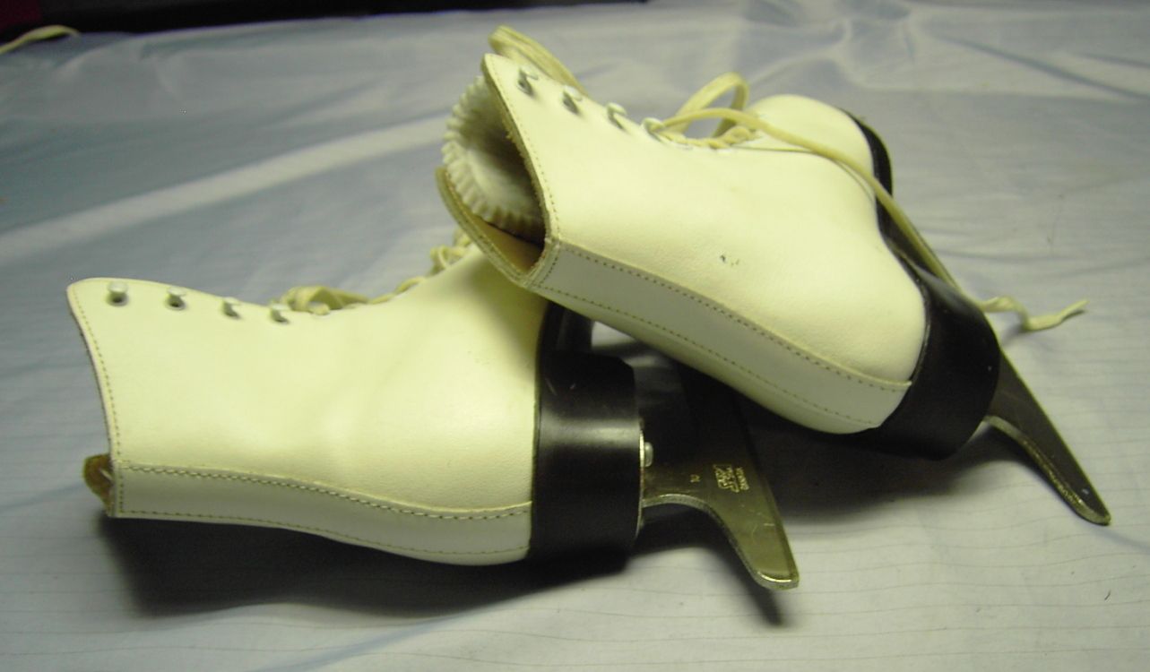 Womens White Dominion Canadian Ice Skates White Size 7