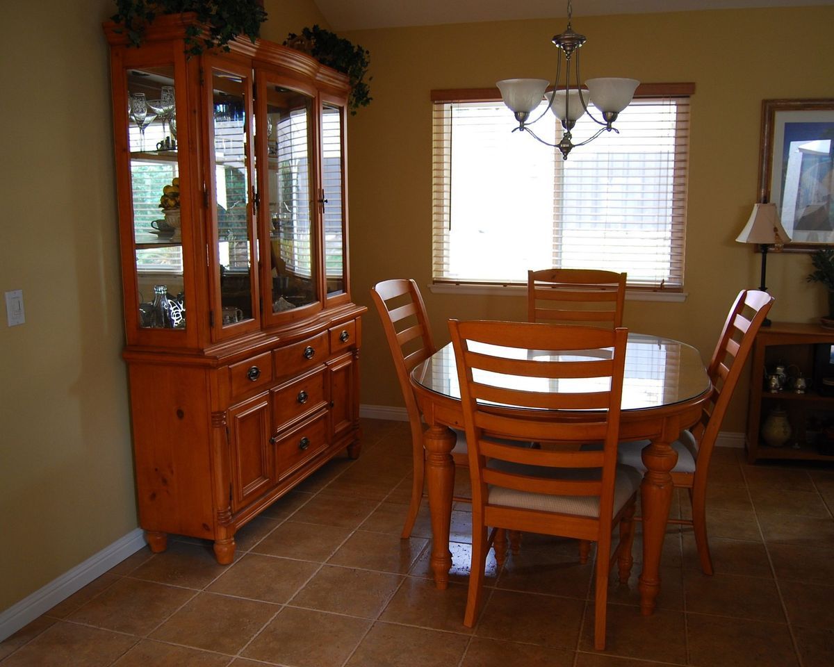 Dining room hutch & buffet, table w/ 2 leaf extensions, 4 chairs