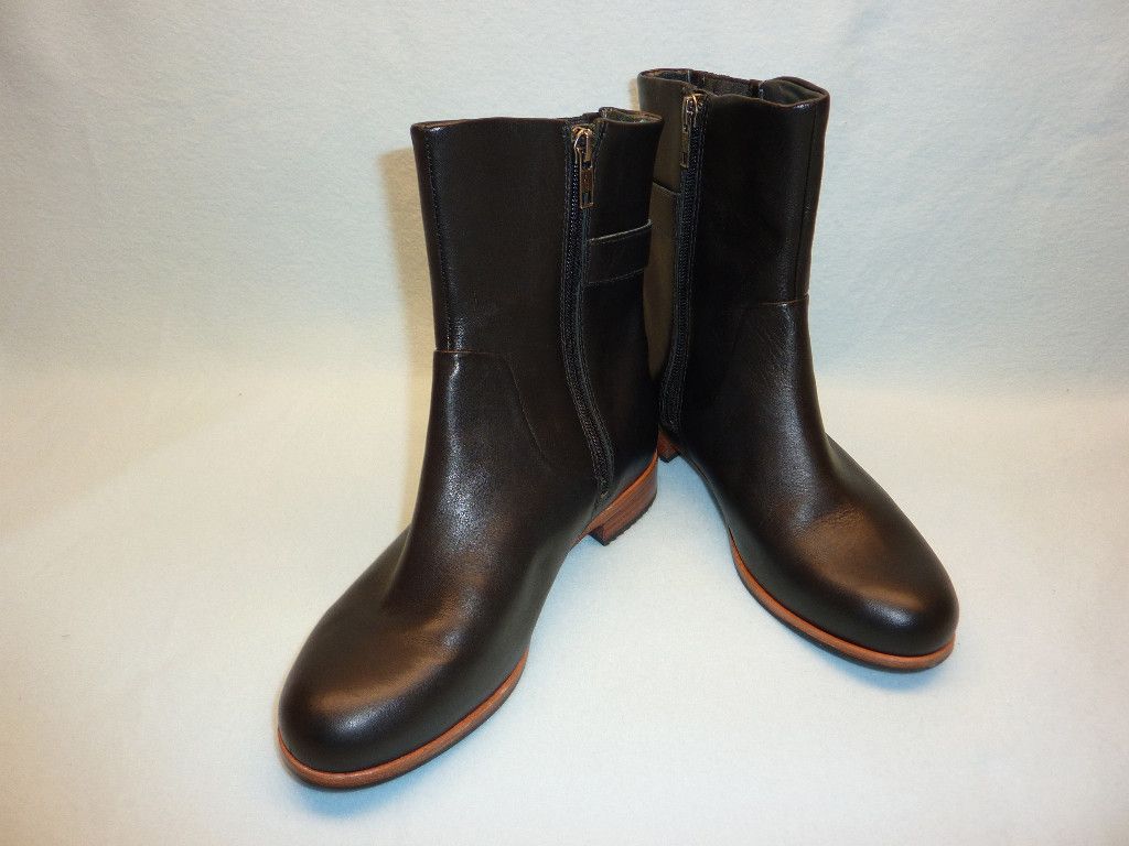 UGG Womens Finnegan Black Short Boots Shoes Size 7