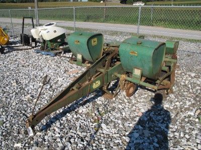 JOHN DEERE 2 ROW PLANTER WITH FERTILIZER AND INSECTICIDE BOX