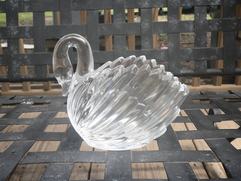 Gloria Vanderbuilt 24 Lead Crystal Swan