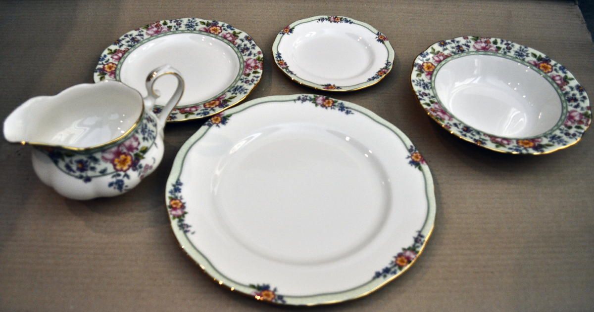 New Royal Albert Hartington 4 Piece Dinner Set RARE